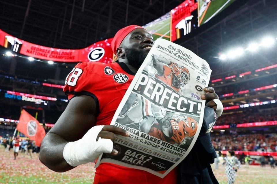 Jalen Carter festejó con un periódico que lucía con la leyenda 'PERFECT!' y destacaba que Georgia hacía historia.