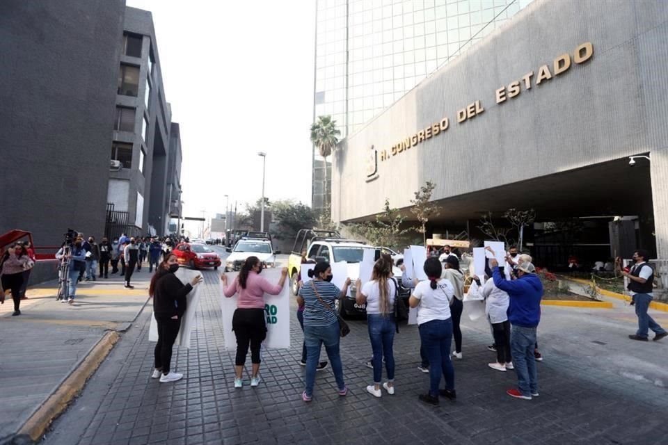 Después de una junta en Palacio de Gobierno, familiares de jóvenes desaparecidos protestaron afuera del Congreso, obstruyendo por momentos la calle Matamoros.