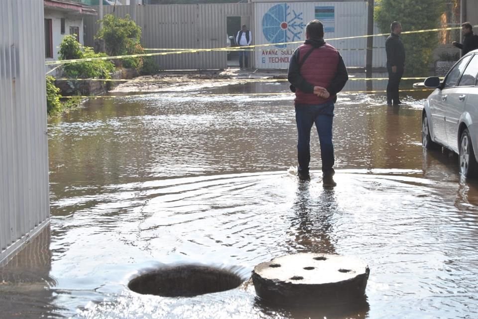 El hecho se registró esta mañana, en la Colonia Izcalli Ecatepec, donde el agua anegada afectó a vecinos que viven en calles como Dalias y Amapolas.