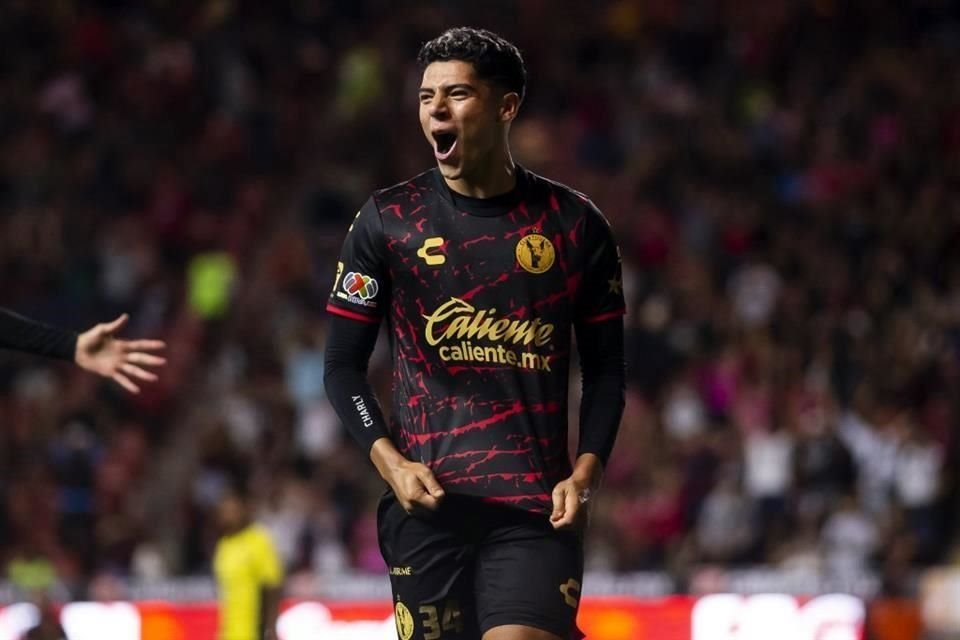El defensa Víctor Guzmán, de 20 años, llegará hoy a la Ciudad para convertirse en jugador de Rayados.