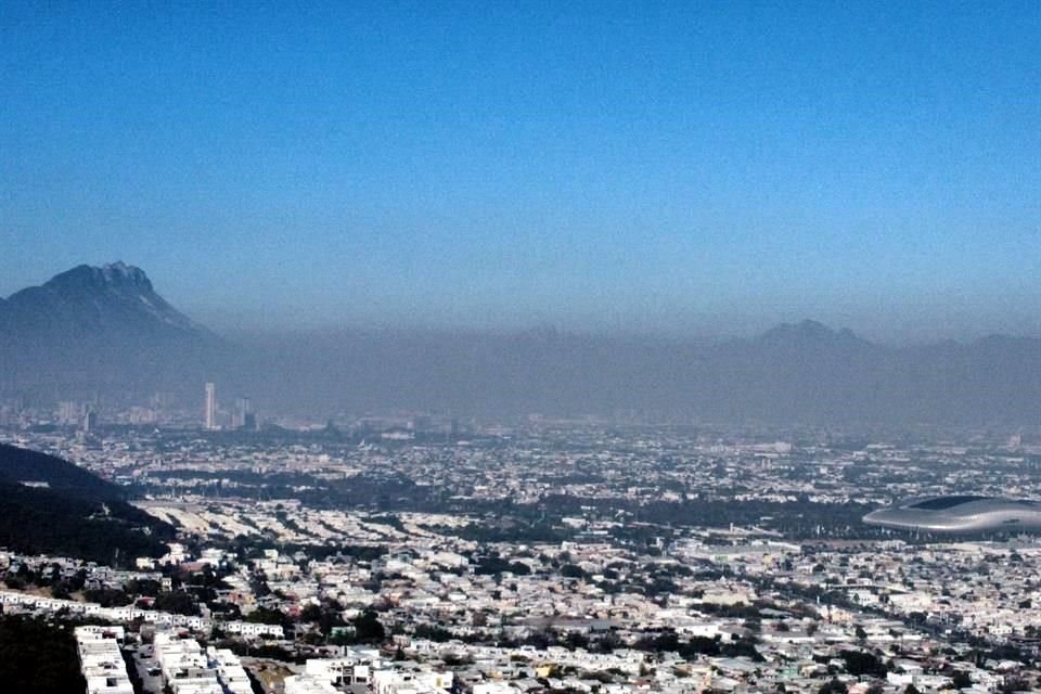 La contaminación se refleja en la nata gris que cubre a baja altura a la zona urbana.