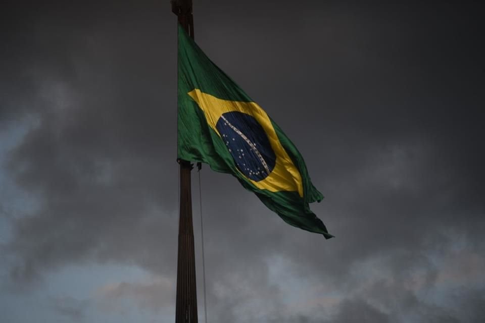 Una bandera de Brasil ondea afuera del edificio de la Suprema Corte en Brasilia.