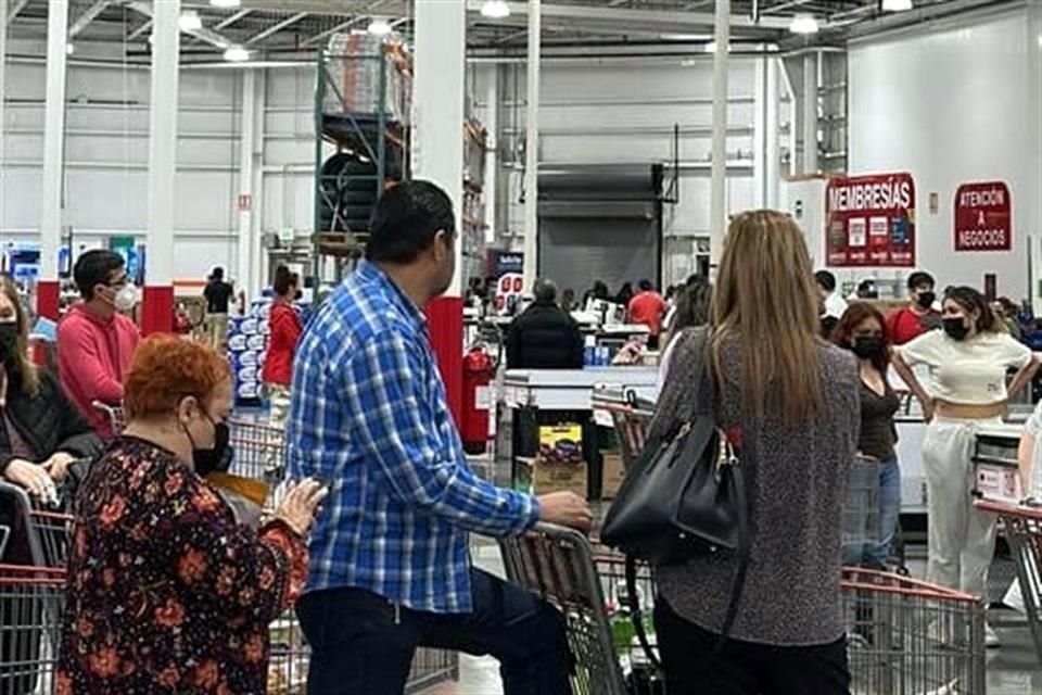 Los clientes fueron resguardados al interior de la tienda ante la detonación de arma de fuego.