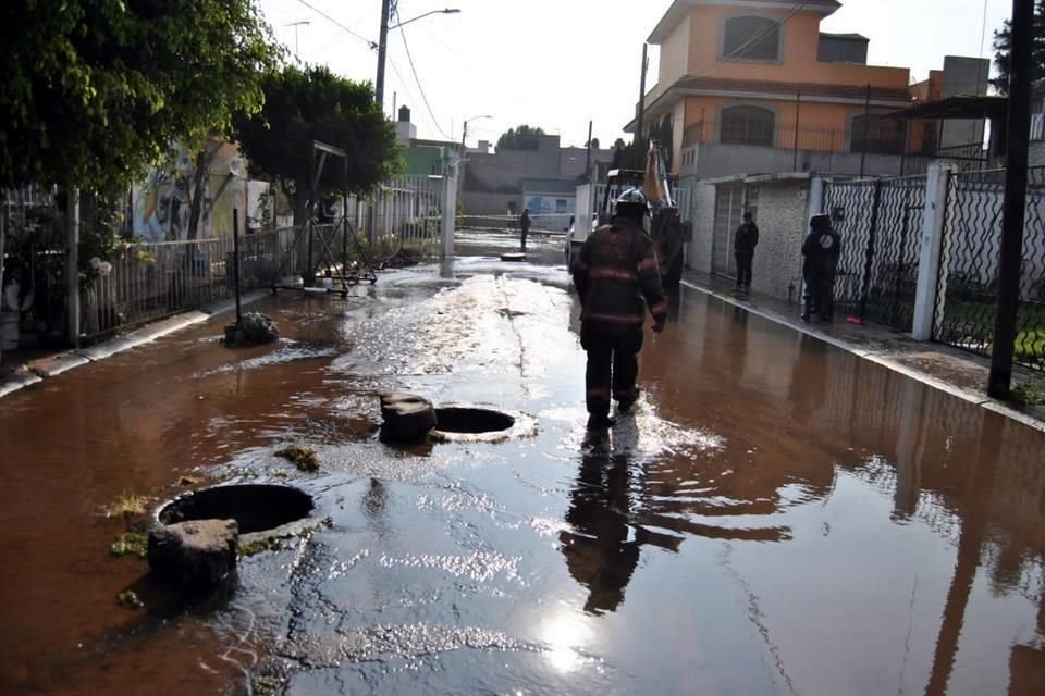 Un socavón, un coche hundido, calles inundadas y, al menos, 30 casas afectadas en la Colonia Izcalli Ecatepec por la fuga de agua.