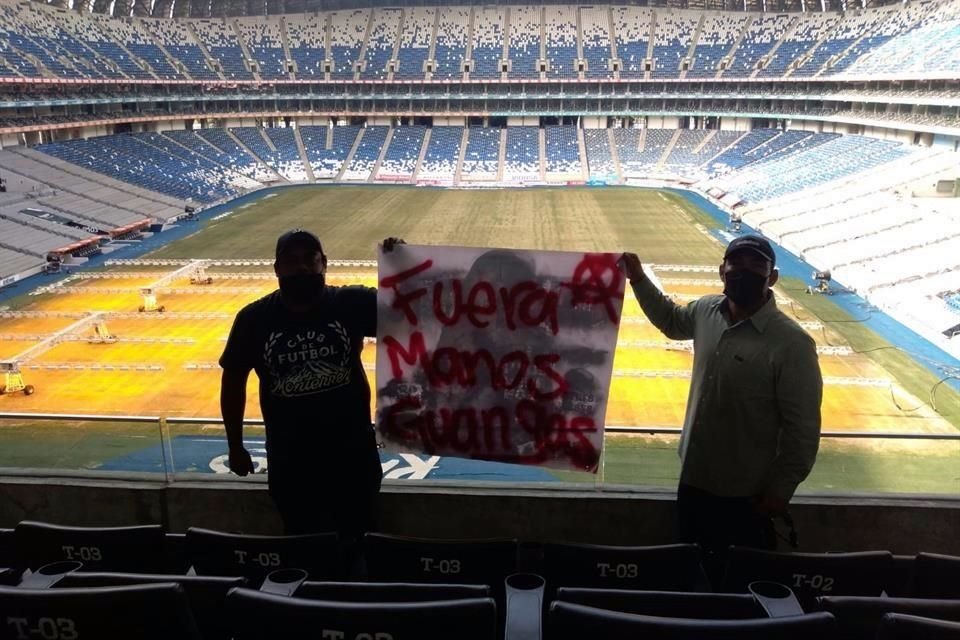 Una de las mantas fue llevada al interior del Estadio BBVA.