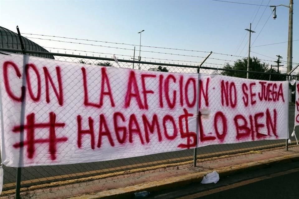 También hay mensajes contra la directiva de Rayados.