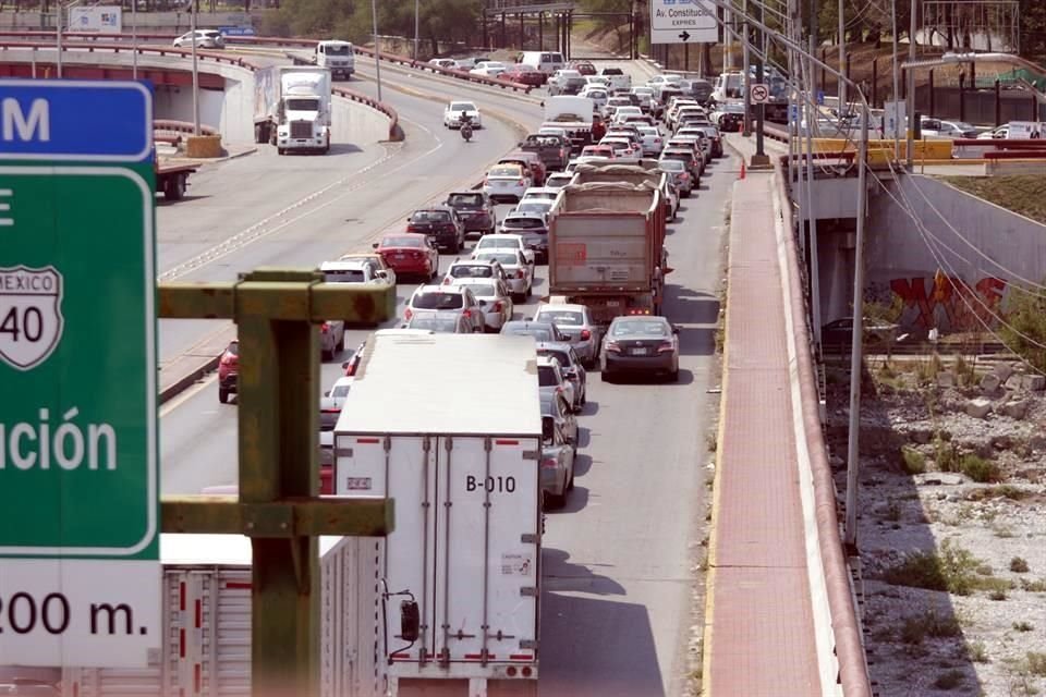 Las filas para llegar a la vacunación colapsaron vialidades, como Revolución.