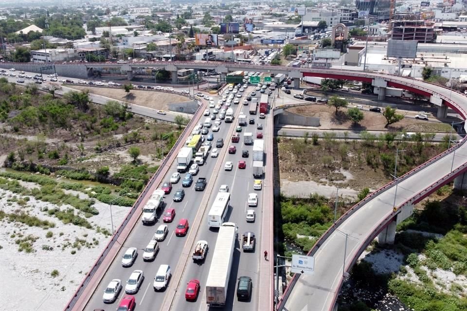 Después de que el operativo de vacunación antiCovid del drive thru de Monterrey resultó ágil en abril, los cambios atoraron por horas a los miles de regiomontanos que acudieron por su segunda dosis.