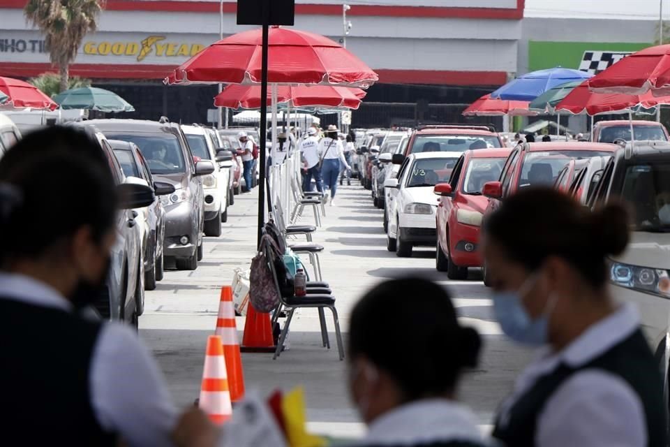 Y es que parte de los 13 mil 500 adultos mayores programados por el Municipio tuvo que esperar hasta 3 horas en sus vehículos hasta llegar al estacionamiento de la Arena Monterrey.
