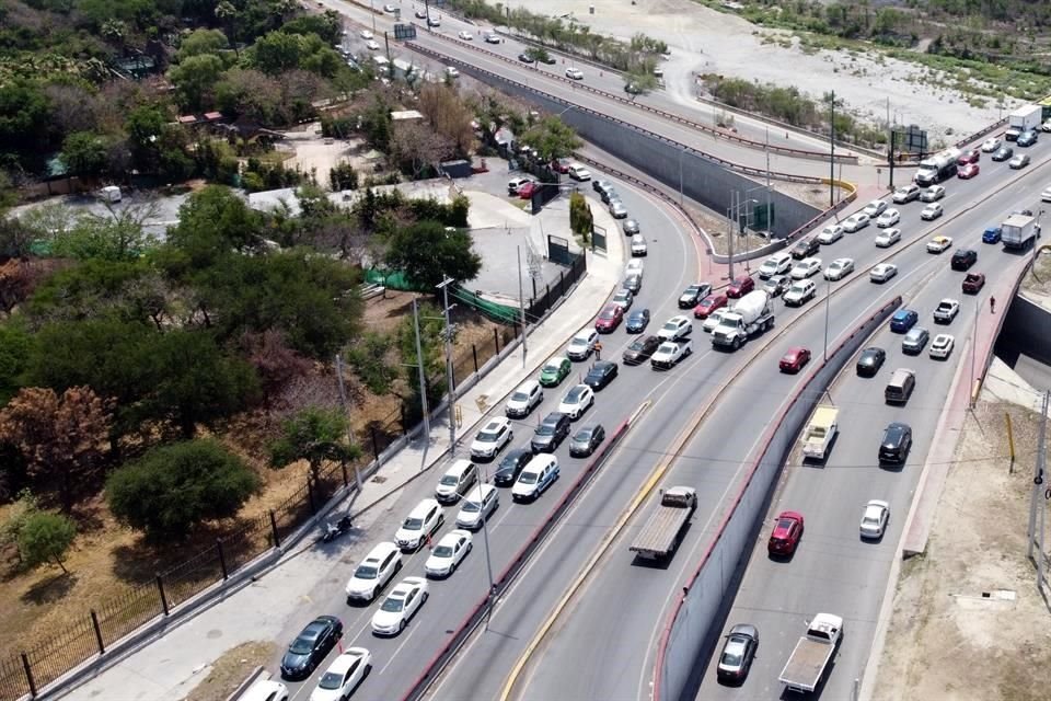 Según el Municipio, parte del caos se debió a que cerca de 2 mil personas acudieron sin cita, y a que miles formaron una fila por Revolución, de la que muchos fueron rechazados.