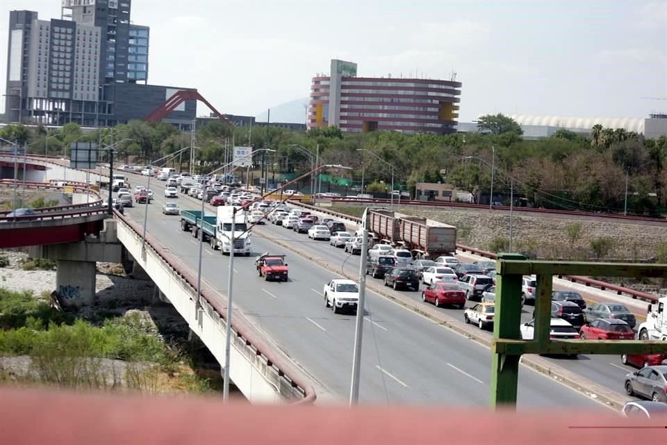 Mientras que la fila por Revolución fue por momentos de unos 2.5 kilómetros, la oficial llegó a ser de unos 4 kilómetros, colapsando vialidades aledañas a lo largo del día.