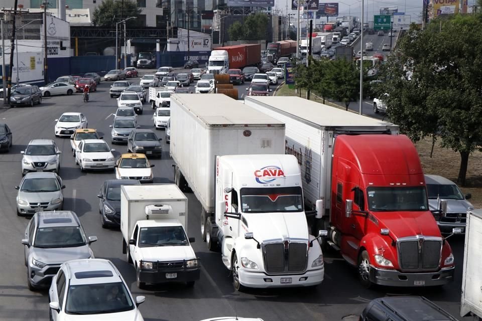 Además, hubo conductores que trataron de hacer una tercera fila, por Antonio I Villarreal y prolongación Colón, donde los agentes de Tránsito optaron por cerrar la vía ante el caos que generó.