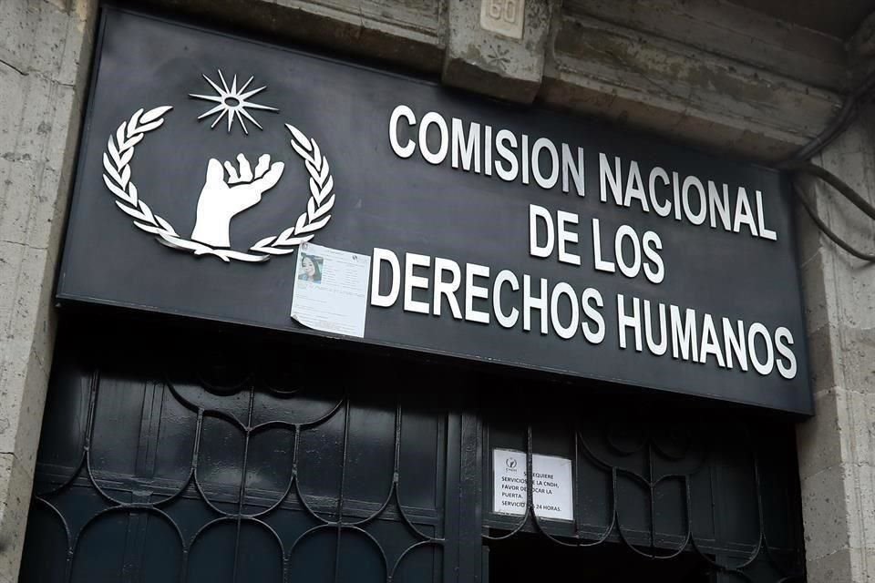 Tras conocerse que INM viola ley al retener a menores extranjeros en AICM, instituto pidió a CNDH que supervise su labor en el aeropueto.