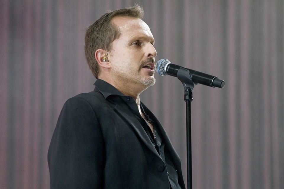 Miguel Bosé es multado por la la Agencia Tributaria de España por tratar de evadir impuestos a gastos personales.