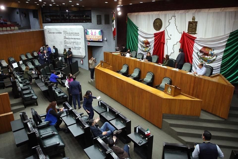 Carlos de la Fuente del PAN y Eduardo Gaona de MC cuestionan a José Navarro, el Secretario General de Gobierno.