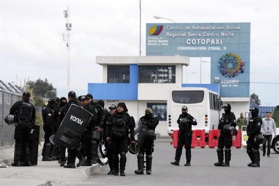 En Ecuador, un tiroteo dentro de un hospital de Guayaquil dejó un muerto.