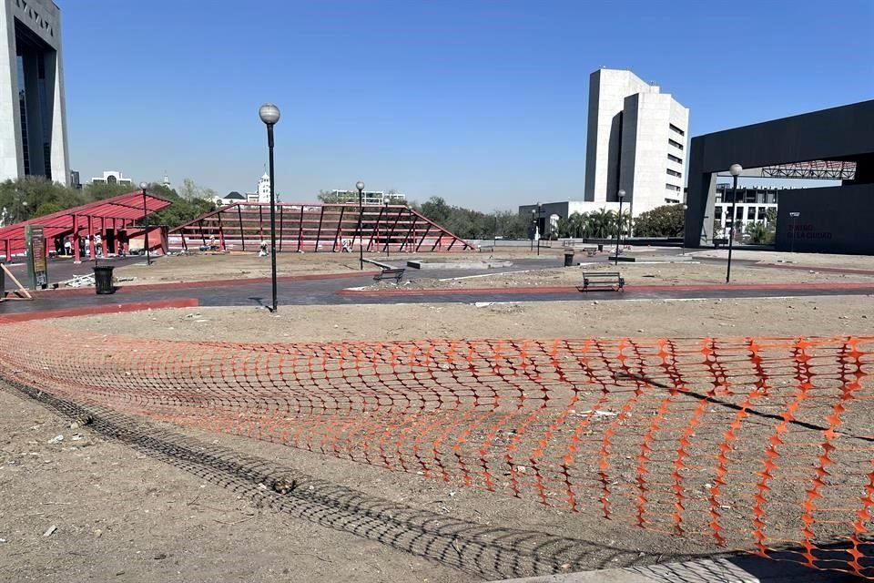 En el área se aplica un sellador para los adoquines y se realiza la instalación de riego en áreas de jardines.