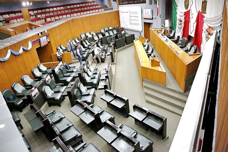 Cuando ya analizaban la Ley de Ingresos, los Diputados declararon un receso y dejaron el Pleno alrededor de las 22:00 horas.