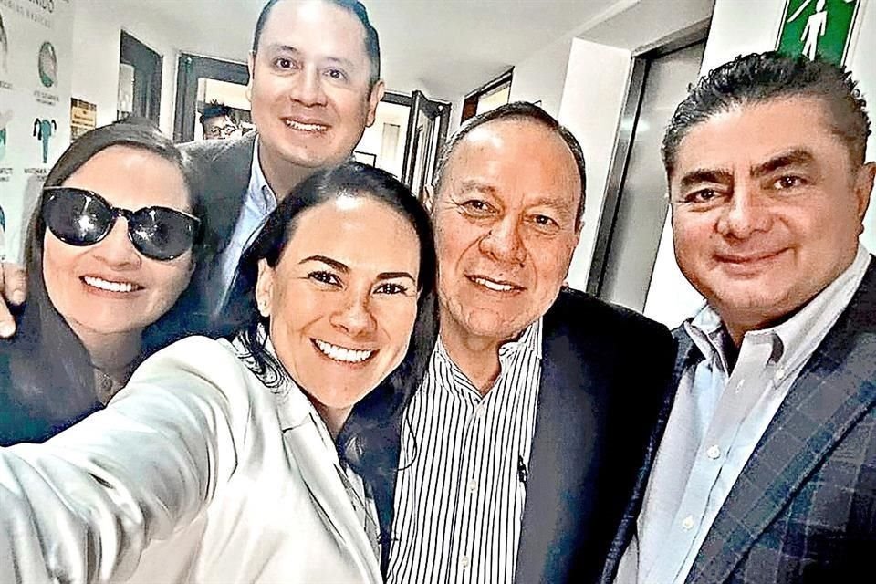 La aspirante del PRI a la Gubernatura de Edomex, Alejandra del Moral (al frente), se reunió ayer con los líderes del PRD como parte de las negociaciones de la alianza electoral.