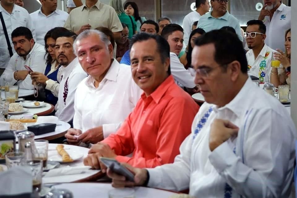 El Secretario López con el Gobernador García en el puerto de Veracruz.