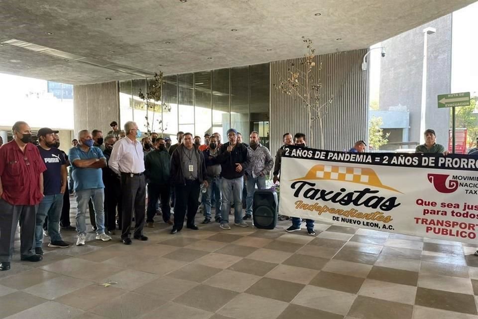 Un grupo de taxista protestó hace unos días en el Congreso local para pedir la ampliación del plazo para la renovación.