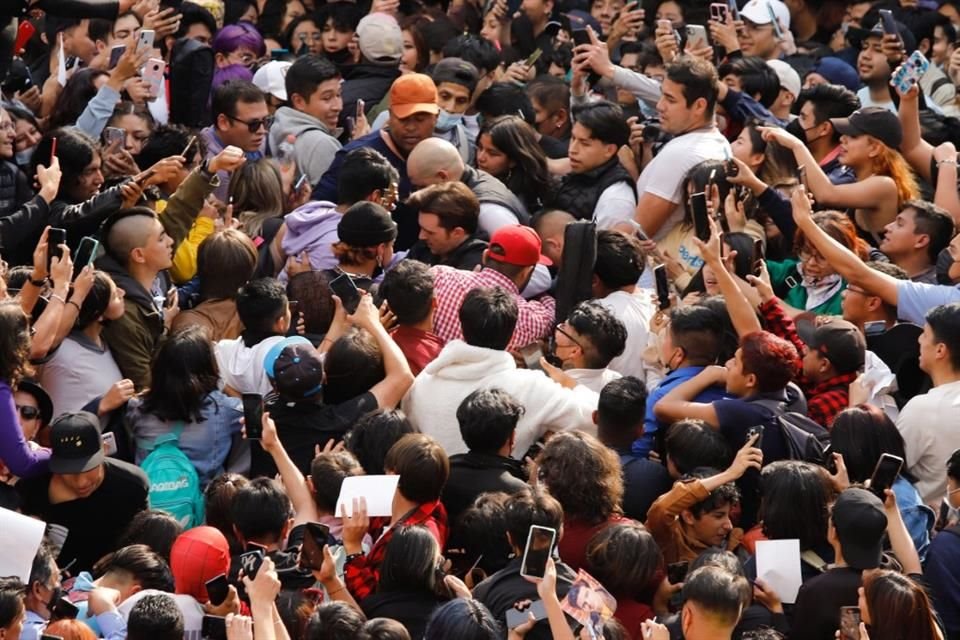 Desde antes de su arribo los presentes ya habían sufrido de empujones y caídas, incluso alguna pelea entre ellos por tener el mejor lugar.