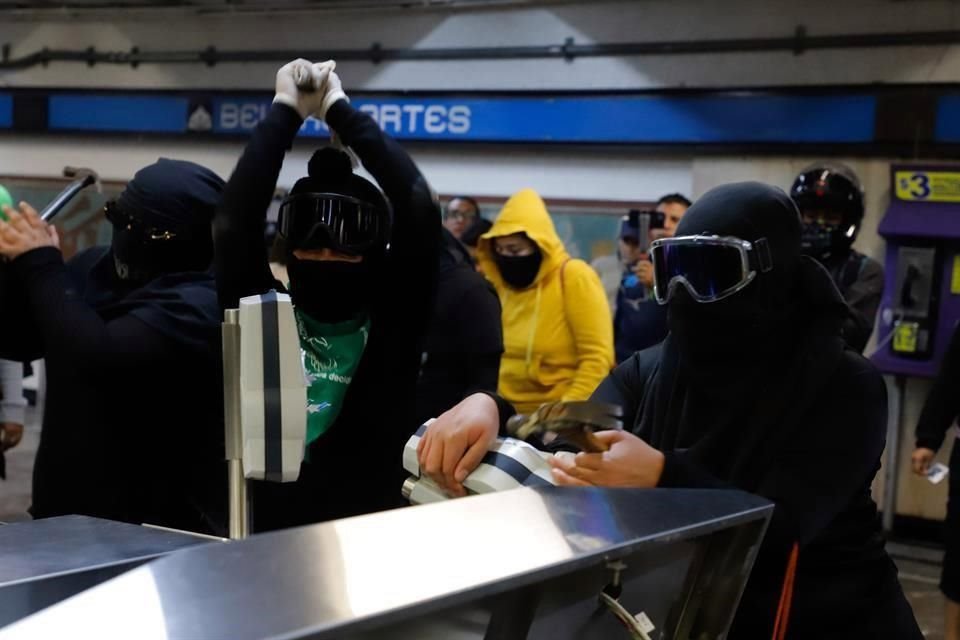 Un grupo de mujeres accedió a la estación de Metro Bellas Artes para liberar los torniquetes y permitir el paso gratuito a los usuarios.