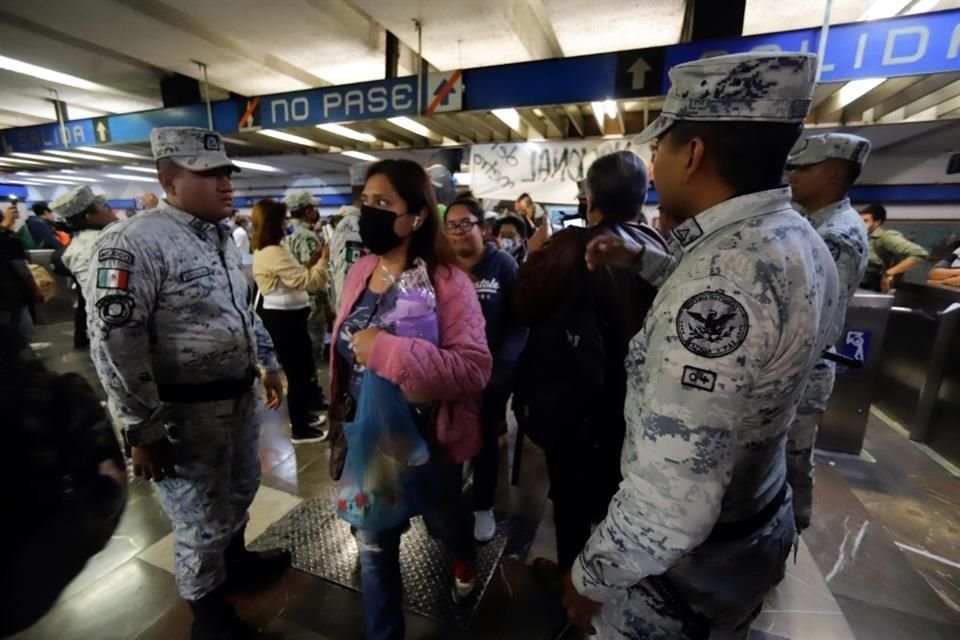 Un grupo de feministas protestó en la estación Bellas Artes de la línea 2 del STC Metro por la presencia de la Guardia Nacional, dañando los torniquetes y dando paso libre a los usuarios.