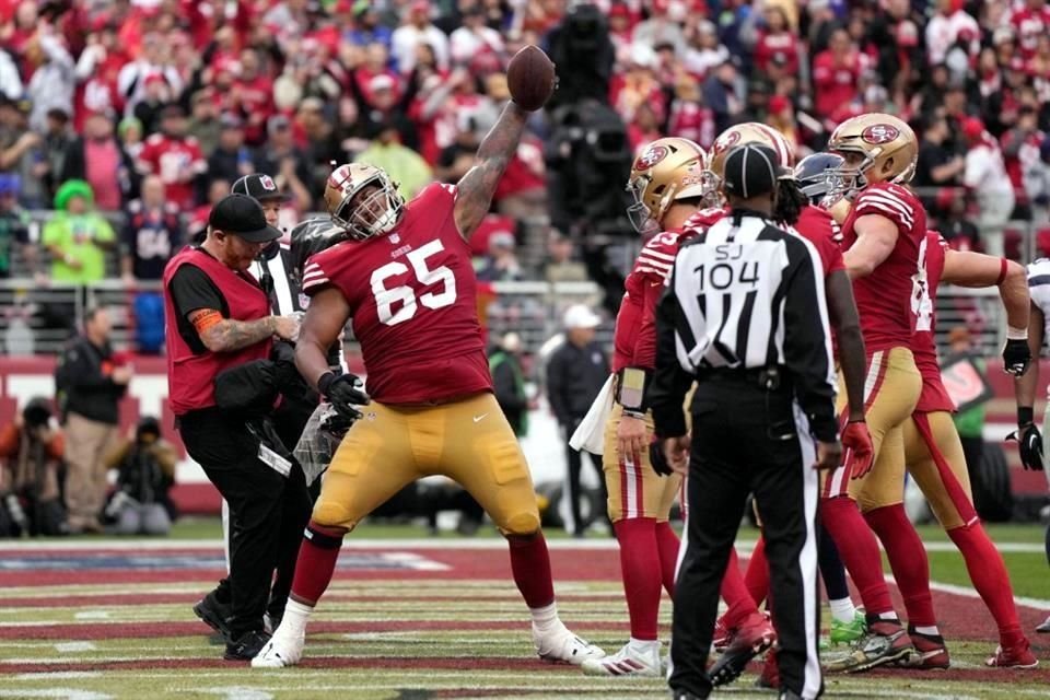 Aaron Banks celebra su anotación.