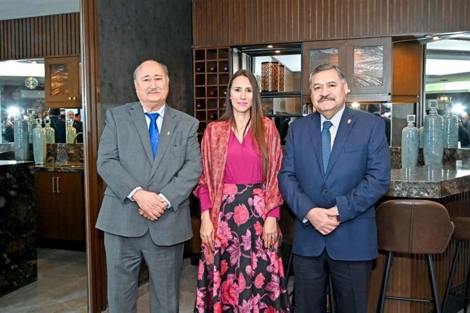 Don Jaime Yesaki Cavazos, Presidente de Fundación UANL; M.A. Gladys Treviño, Directora General de la Promotora de Eventos para la Siembra Cultural, S.C; Dr. en Med. Santos Guzmán, Rector de la UANL.