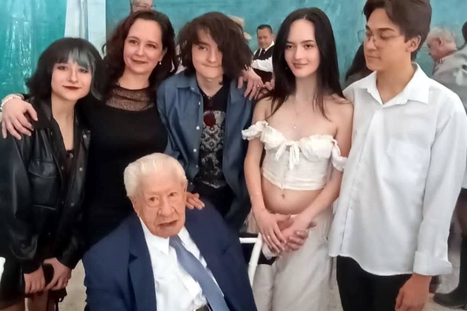 El primer actor Ignacio López Tarso festejó junto a su familia su cumpleaños número 98; tiene muchos planes de volver al teatro.