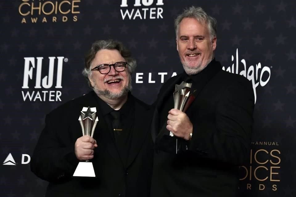 Guillermo del Toro y Mark Gustafson celebrando su triunfo en la categoría de Mejor Película Animada por 'Pinocho'.