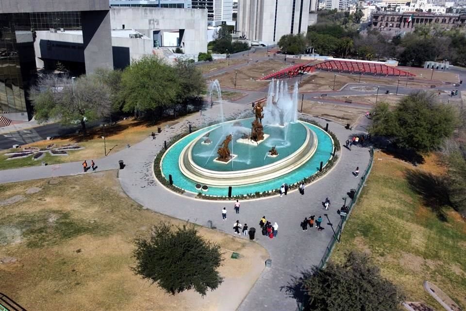 Luego de un operativo realizado por autoridades municipales y del Parque Fundidora con escasos resultados, ayer sí consiguieron ahuyentar a los vendedores ambulantes de la Fuente de la Vida.