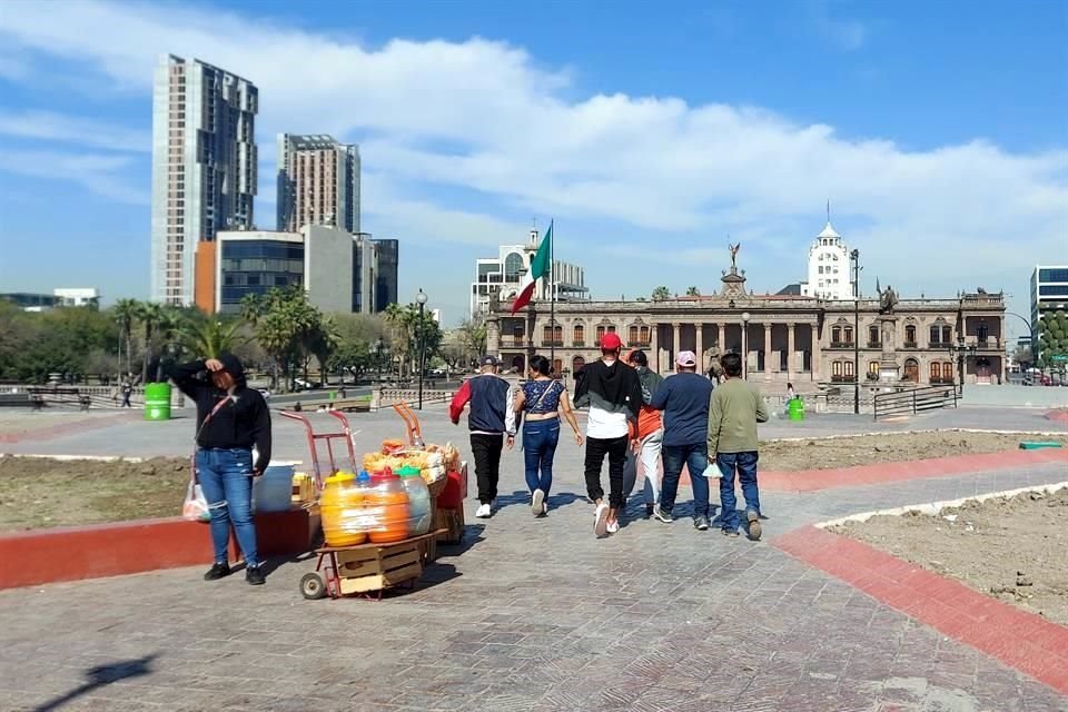 De un domingo a otro, la recién remodelada fuente cambió su rostro, a diferencia de otros puntos de la Macroplaza, donde los ambulantes continuaron haciendo de las suyas.
