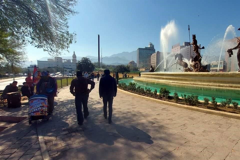 Durante la mayor parte del día, 'El Neptuno' sólo con algunos oferentes informales con carritos que ocuparon de forma esporádica lugares aledaños al tradicional monumento.