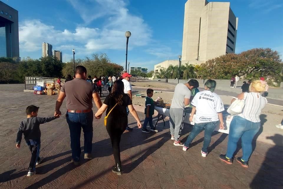 El sábado, el Municipio de Monterrey realizó un operativo en la Macroplaza que ahuyentó a los puesteros, aunque sólo por unos minutos, ya que varios regresaron.