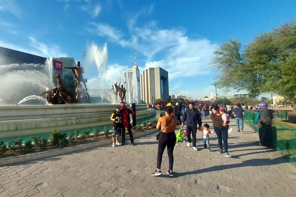 Este domingo la Fuente de la Vida y las diferentes áreas de la Gran Plaza lucieron sin ambulantes.
