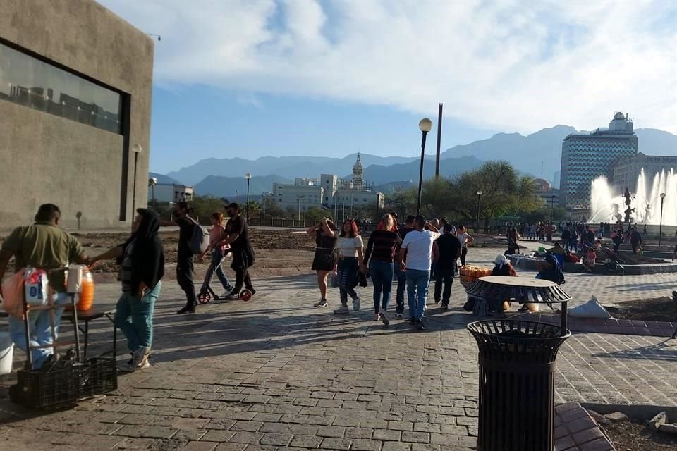 Los ambulantes ofrecen desde comida chatarra hasta artesanías, tanto en la parte administrada por el Parque Fundidora, como la que corresponde al Municipio de Monterrey.