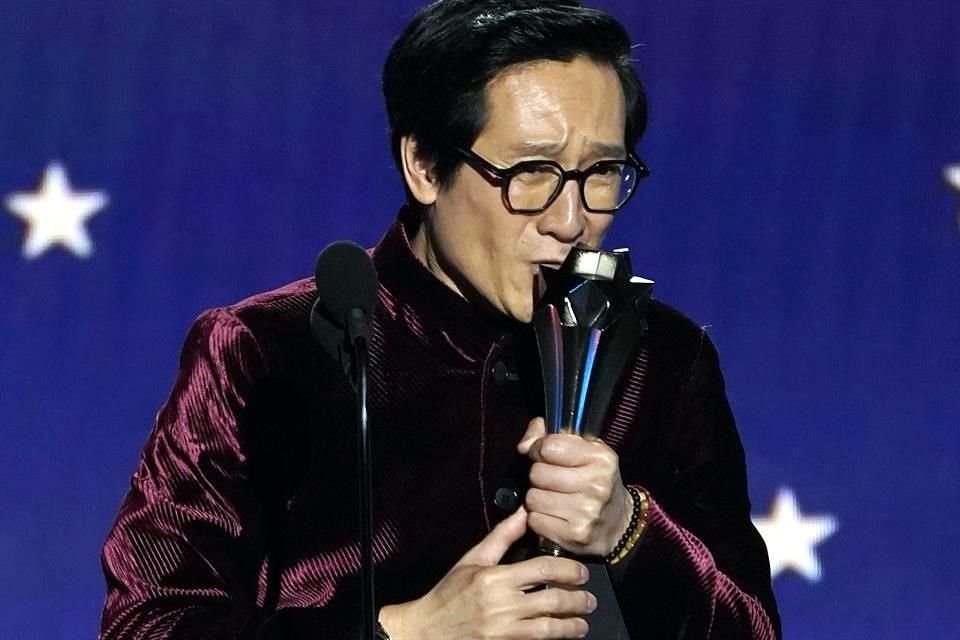 Ke Huy Quan se emocionó mucho con su premio a Mejor Actor de Reparto por 'Todo en Todas Partes al Mismo Tiempo'.