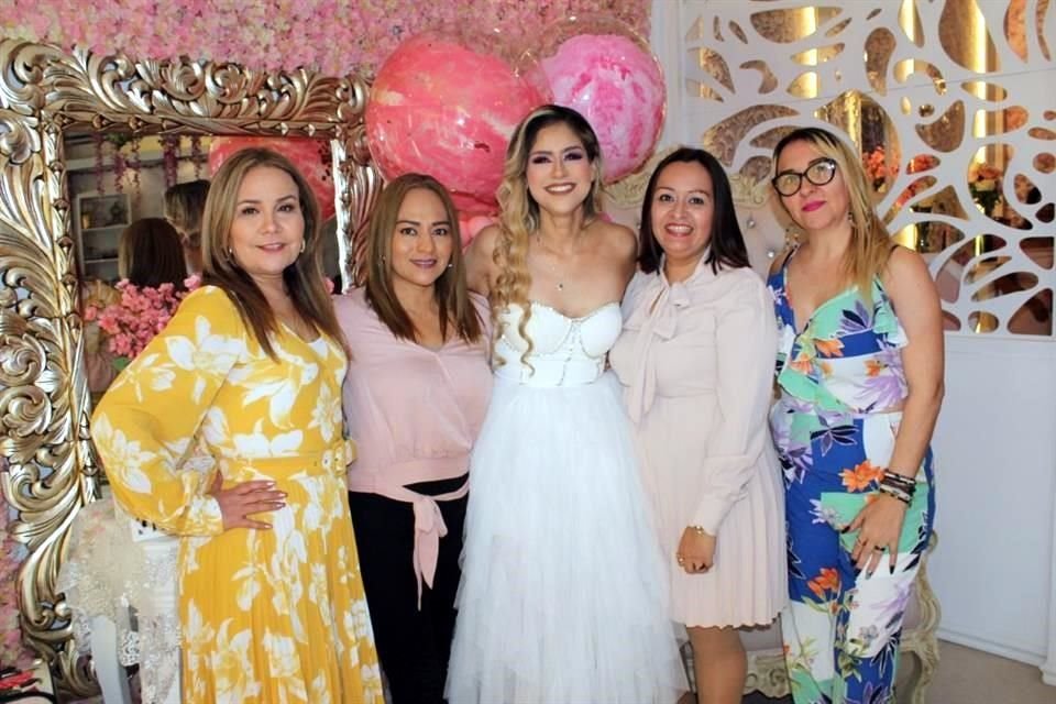 Elizabeth Torres, Elvira Santana, Any Galindo, Alma Escalona y Nahela Valdéz