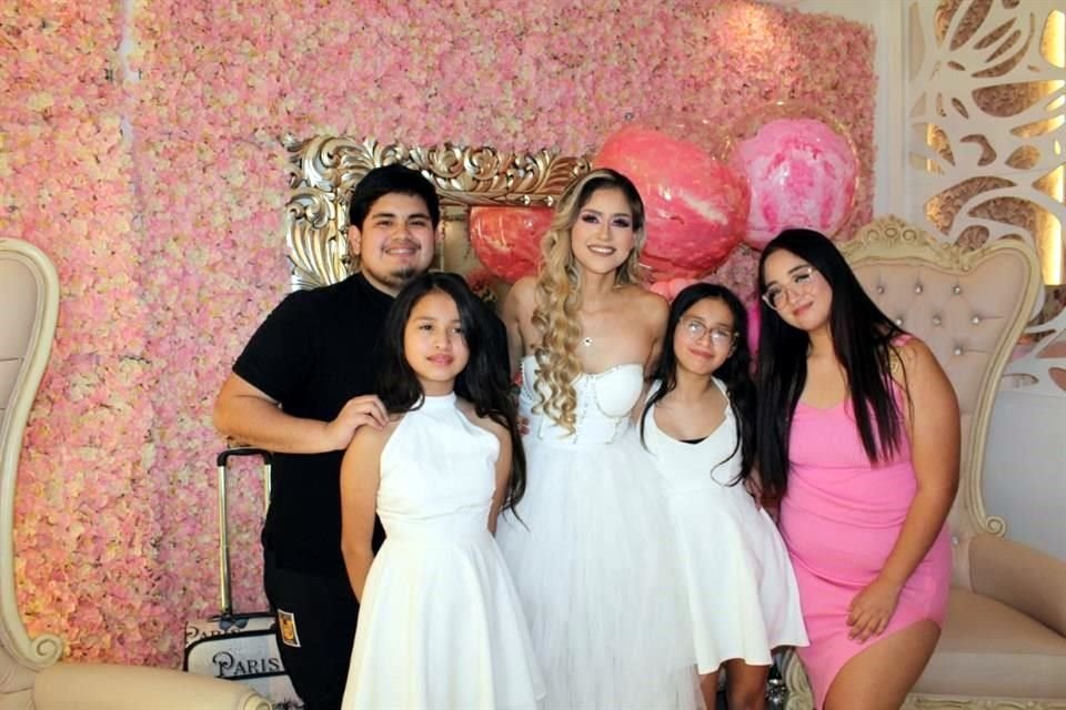 Any Galindo junto a sus hijos Diego, Andrea, Arely y Romina Galindo