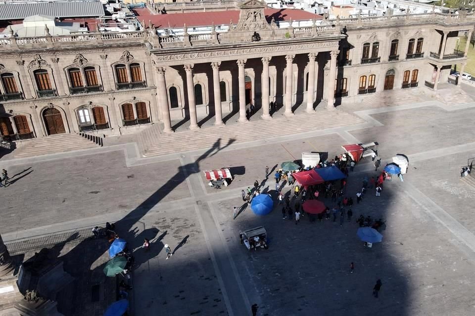 Los vendedores se establecieron afuera del Palacio de Gobierno.
