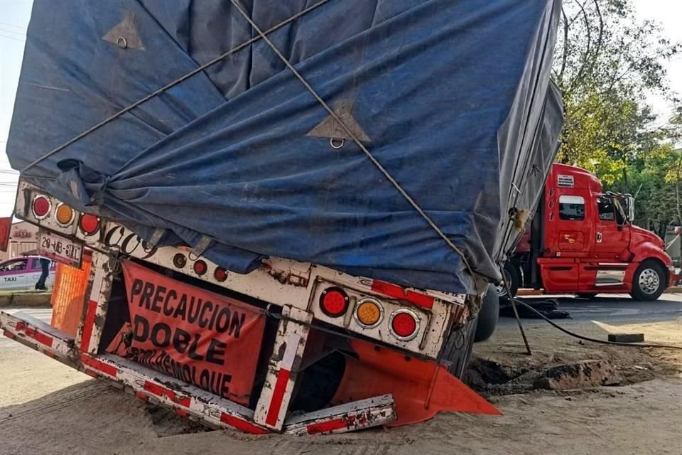 Cae tráiler a un socavón en Calzada Camarones y Biólogo Maximino Martínez, Colonia San Salvador Xochimanca, Alcaldía Azcapotzalco.