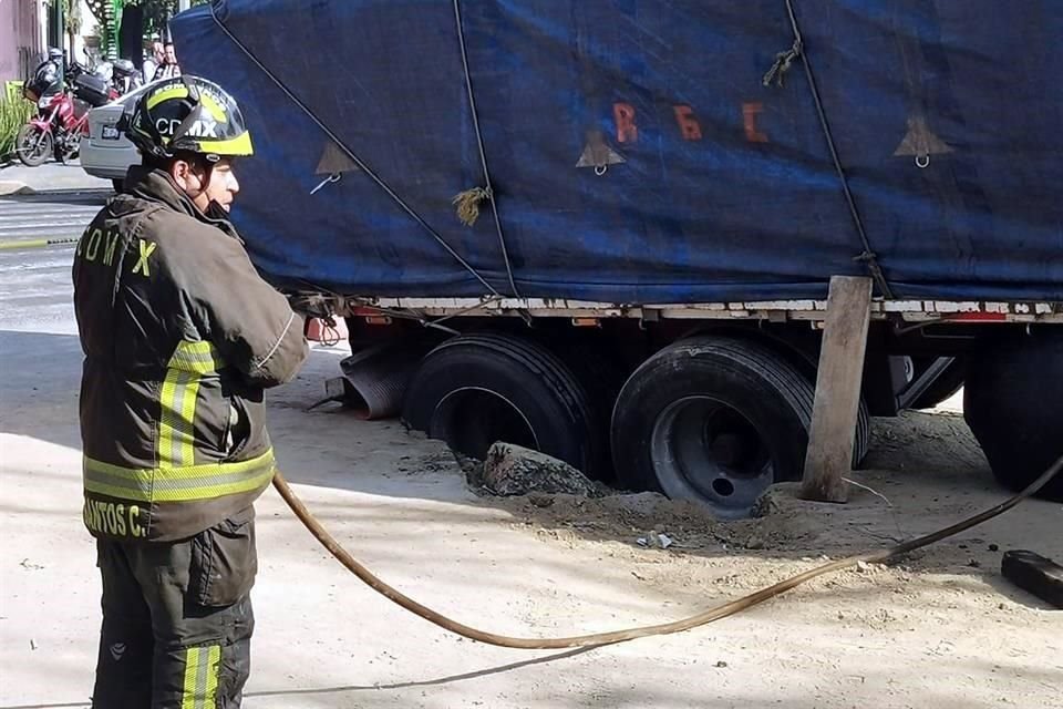 Cae tráiler a un socavón en Calzada Camarones y Biólogo Maximino Martínez, Colonia San Salvador Xochimanca, Alcaldía Azcapotzalco.