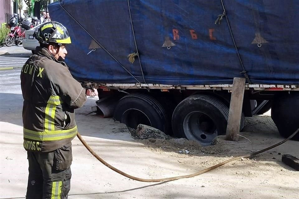 Cae tráiler a un socavón en Calzada Camarones y Biólogo Maximino Martínez, Colonia San Salvador Xochimanca, Alcaldía Azcapotzalco.