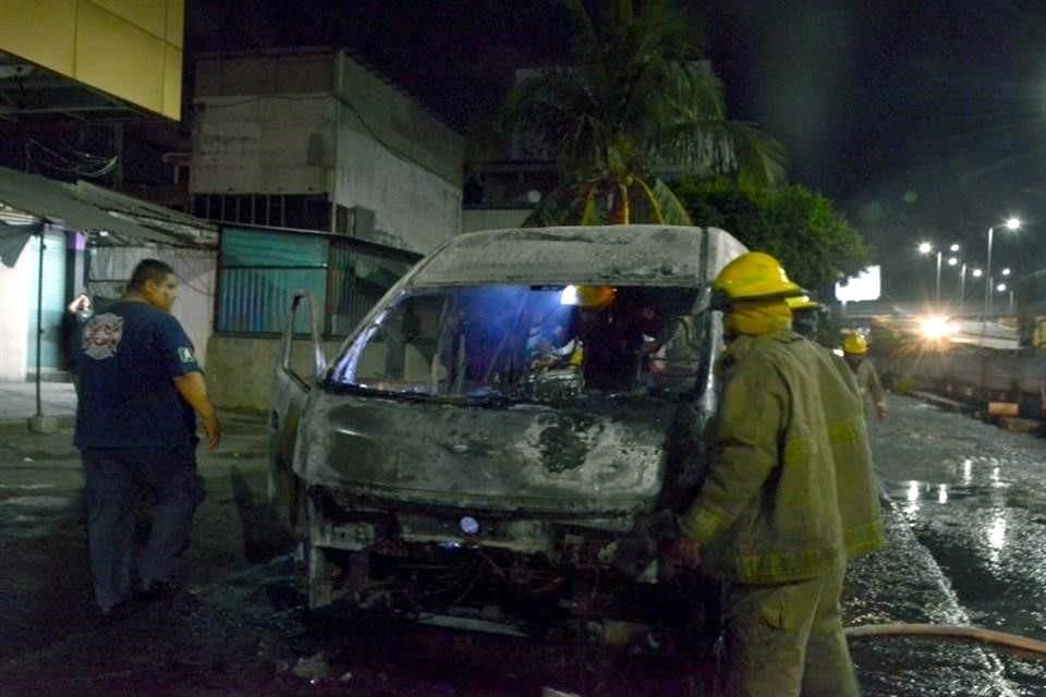 Sujetos armados incendiaron una combi de transporte público en el Municipio de Acapulco, en Guerrero.