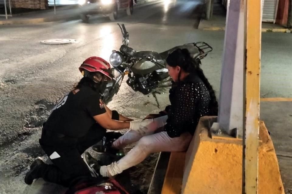 Una mujer queda lesionada luego de derrapar en la motocicleta donde viajaba con un acompañante, en Allende.