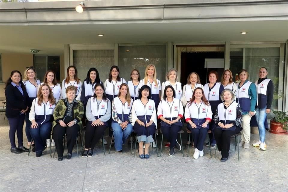 Integrantes del Comité de Damas de la Cruz Roja