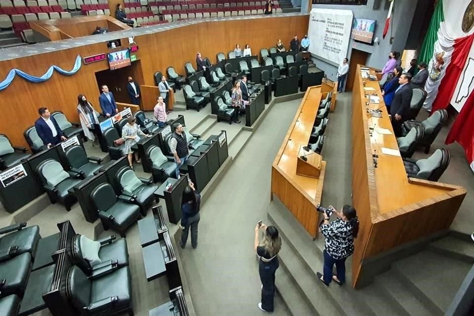 Mauro Guerra, presidente del Congreso, propuso el minuto de silencio en honor a Javier Livas.