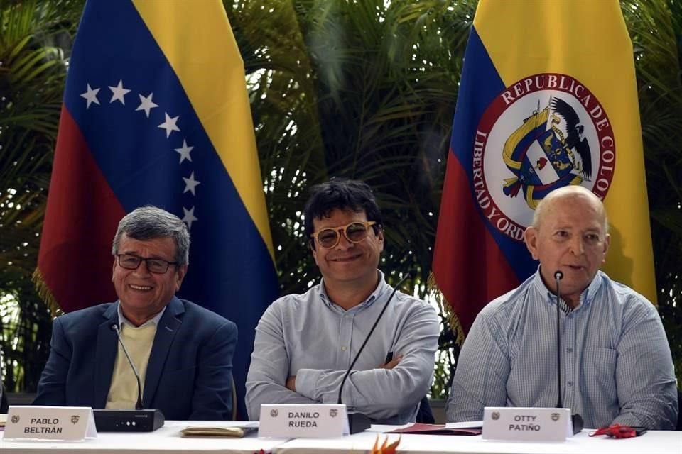 Pablo Beltrán, izquierda, en representación de la guerrilla colombiana Ejército de Liberación Nacional (ELN), Iván Danilo Rueda, Alto Comisionado para la Paz en representación del gobierno colombiano.